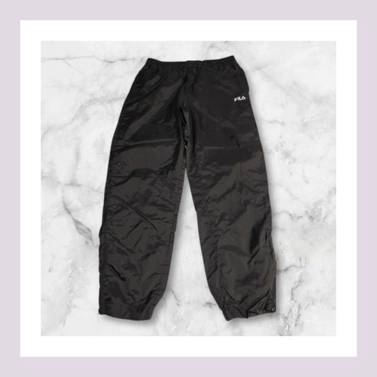 Entdecke unsere Vintage Track Pants von Nike und anderen Marken, erhältlich bei Valuxery.de - Dein Shop für trendige Vintage - Kleidung. Unsere Track Pants sind aus hochwertigen Materialien und