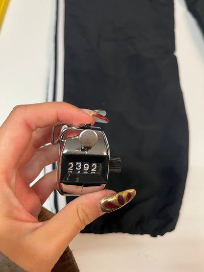 Entdecke unsere Vintage Track Pants von Nike und anderen Marken, erhältlich bei Valuxery.de - Dein Shop für trendige Vintage - Kleidung. Unsere Track Pants sind aus hochwertigen Materialien und