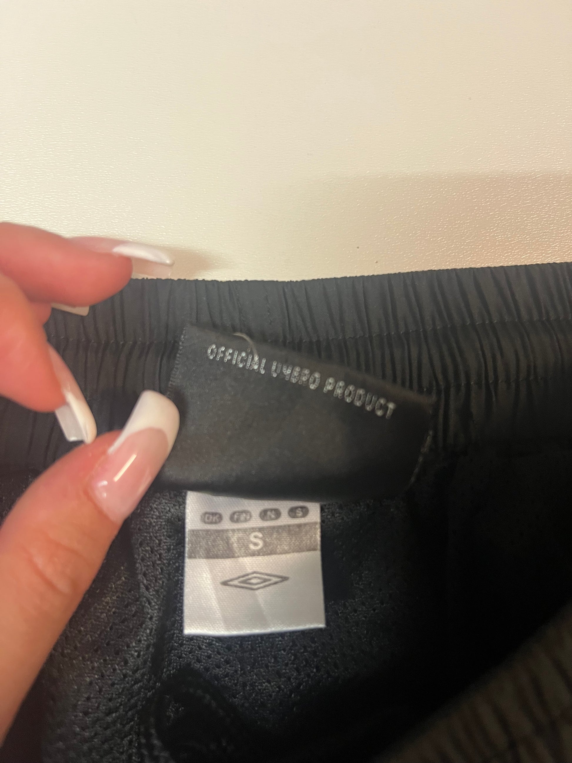 Entdecke unsere Vintage Track Pants von Nike und anderen Marken, erhältlich bei Valuxery.de - Dein Shop für trendige Vintage - Kleidung. Unsere Track Pants sind aus hochwertigen Materialien und