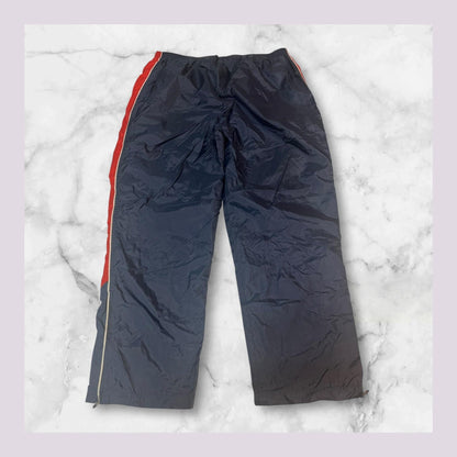 Entdecke unsere Vintage Track Pants von Nike und anderen Marken, erhältlich bei Valuxery.de - Dein Shop für trendige Vintage - Kleidung. Unsere Track Pants sind aus hochwertigen Materialien und