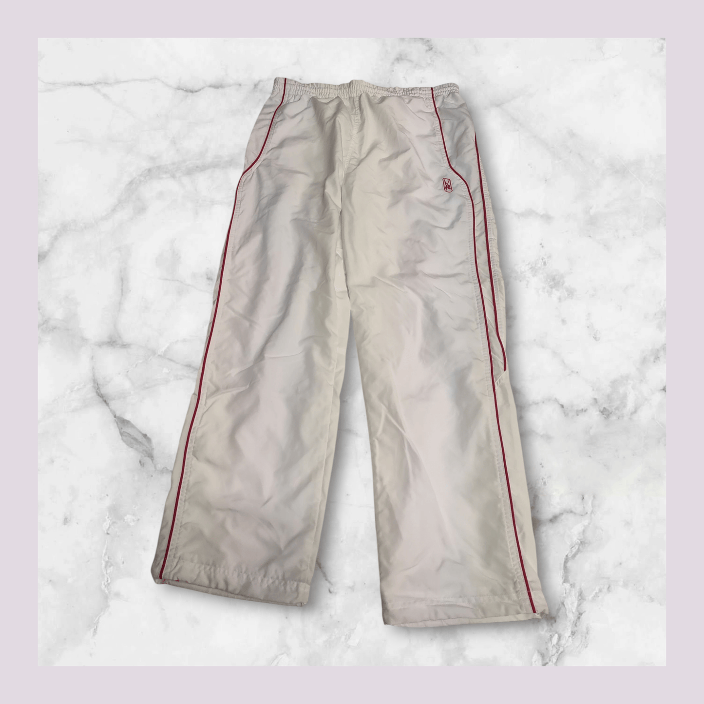 Entdecke unsere Vintage Track Pants von Nike und anderen Marken, erhältlich bei Valuxery.de - Dein Shop für trendige Vintage - Kleidung. Unsere Track Pants sind aus hochwertigen Materialien und