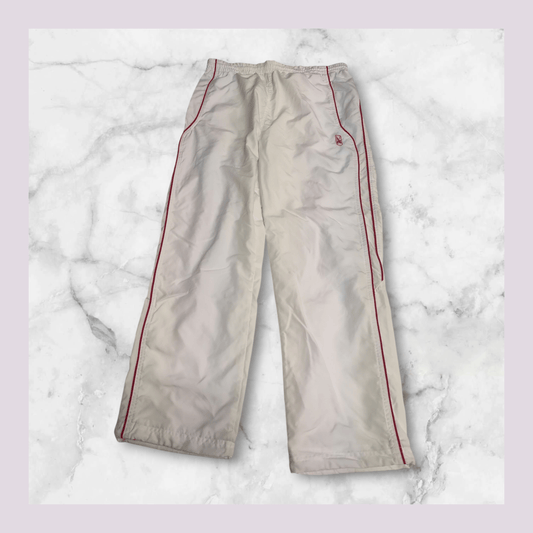Entdecke unsere Vintage Track Pants von Nike und anderen Marken, erhältlich bei Valuxery.de - Dein Shop für trendige Vintage - Kleidung. Unsere Track Pants sind aus hochwertigen Materialien und