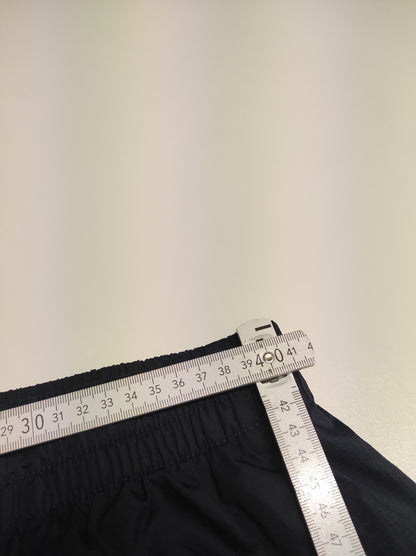 Entdecke unsere Vintage Track Pants von Nike und anderen Marken, erhältlich bei Valuxery.de - Dein Shop für trendige Vintage - Kleidung. Unsere Track Pants sind aus hochwertigen Materialien und