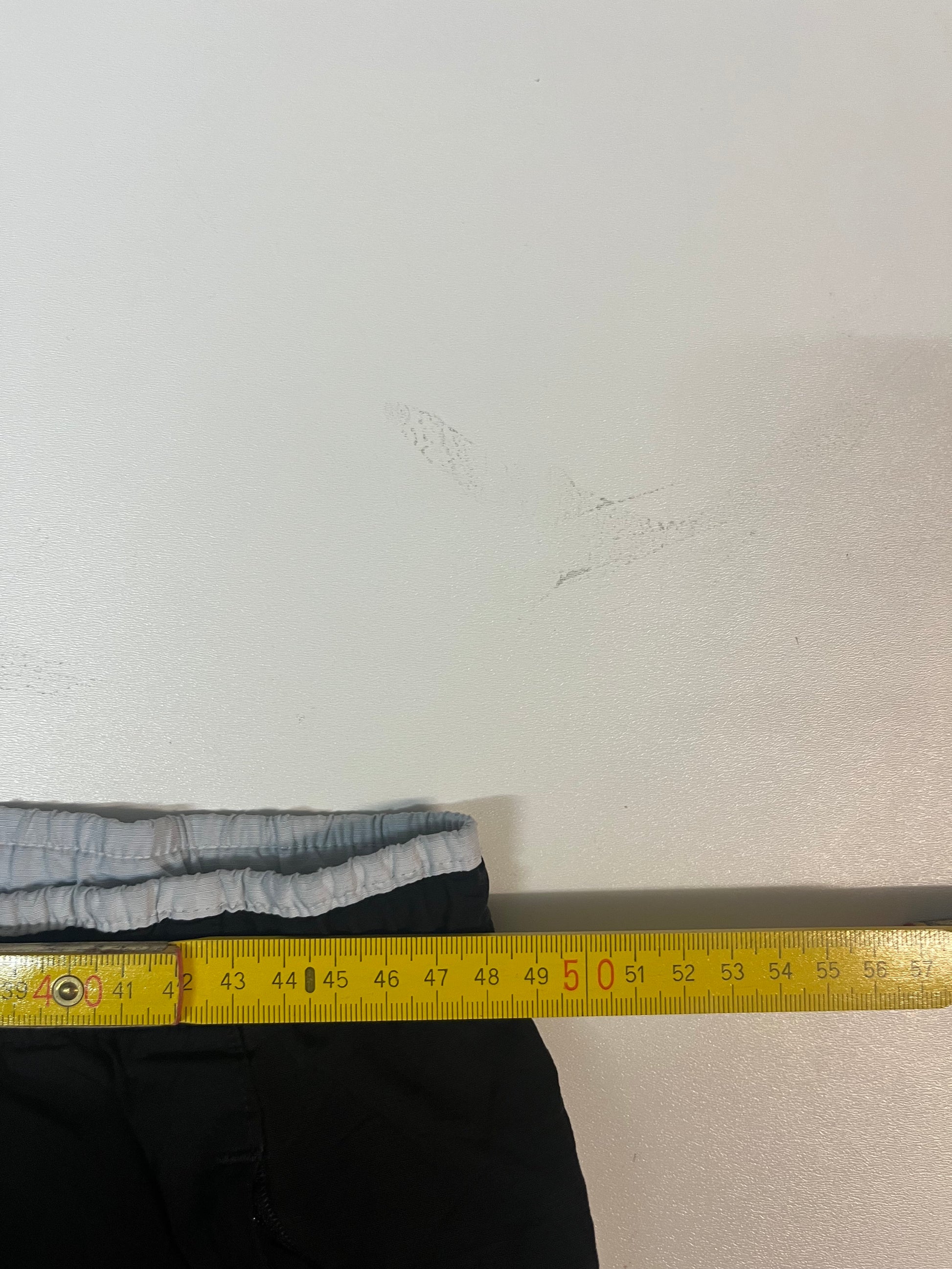 Entdecke unsere Vintage Track Pants von Nike und anderen Marken, erhältlich bei Valuxery.de - Dein Shop für trendige Vintage - Kleidung. Unsere Track Pants sind aus hochwertigen Materialien und