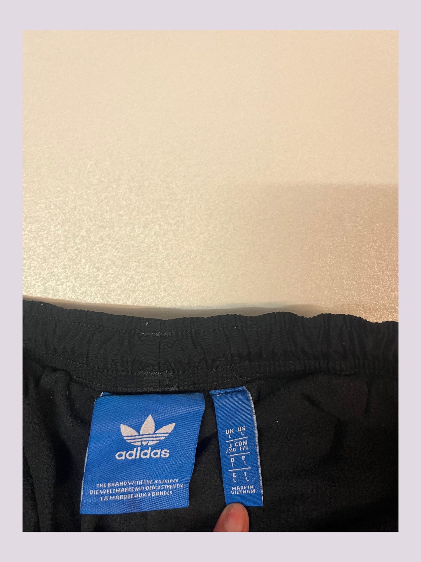 Entdecke unsere Vintage Track Pants von Nike und anderen Marken, erhältlich bei Valuxery.de - Dein Shop für trendige Vintage - Kleidung. Unsere Track Pants sind aus hochwertigen Materialien und