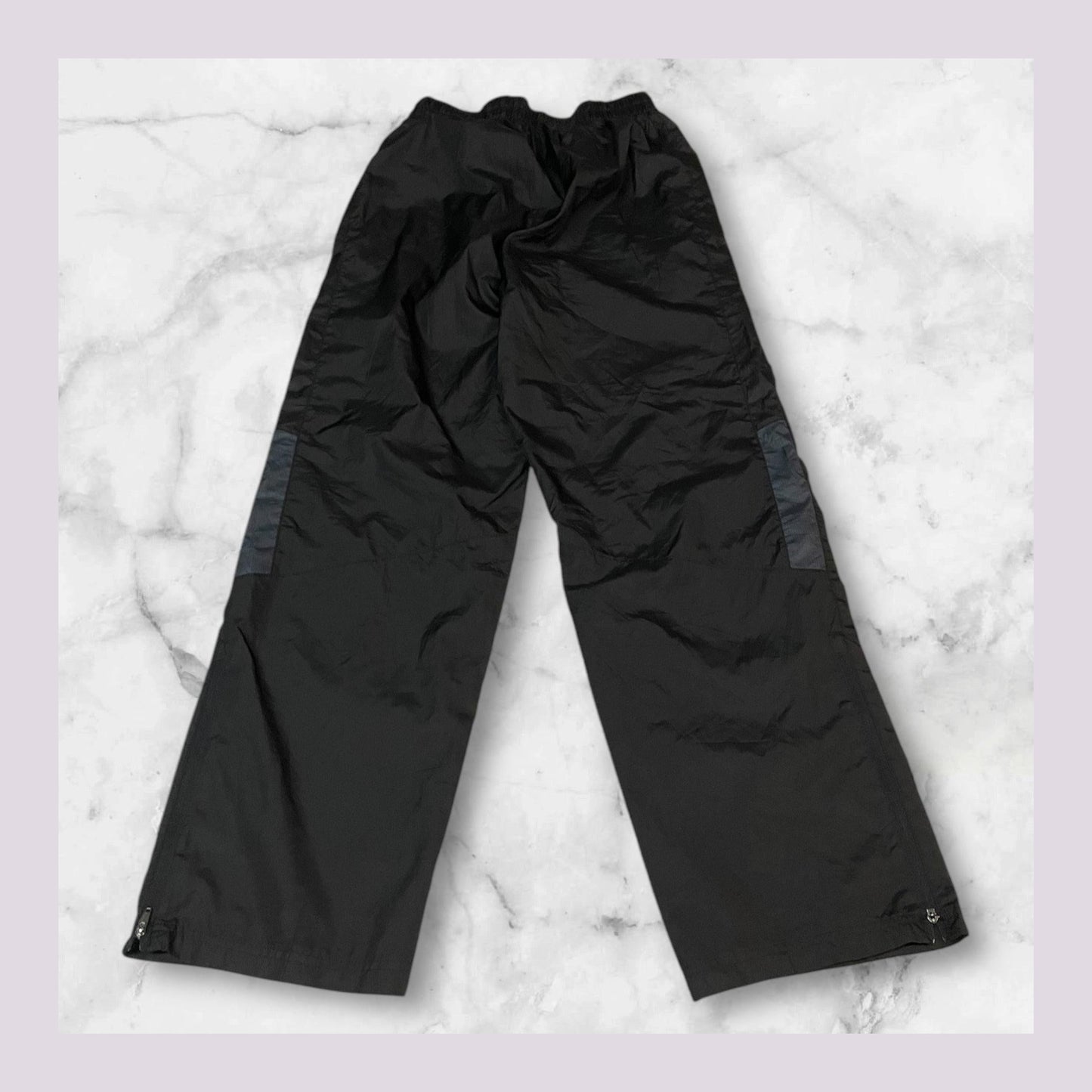 Entdecke unsere Vintage Track Pants von Nike und anderen Marken, erhältlich bei Valuxery.de - Dein Shop für trendige Vintage - Kleidung. Unsere Track Pants sind aus hochwertigen Materialien und