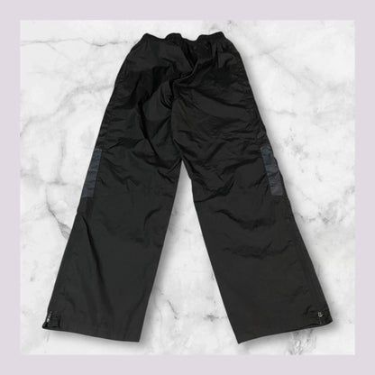 Entdecke unsere Vintage Track Pants von Nike und anderen Marken, erhältlich bei Valuxery.de - Dein Shop für trendige Vintage - Kleidung. Unsere Track Pants sind aus hochwertigen Materialien und