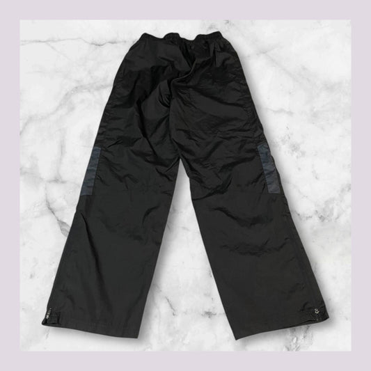 Entdecke unsere Vintage Track Pants von Nike und anderen Marken, erhältlich bei Valuxery.de - Dein Shop für trendige Vintage - Kleidung. Unsere Track Pants sind aus hochwertigen Materialien und