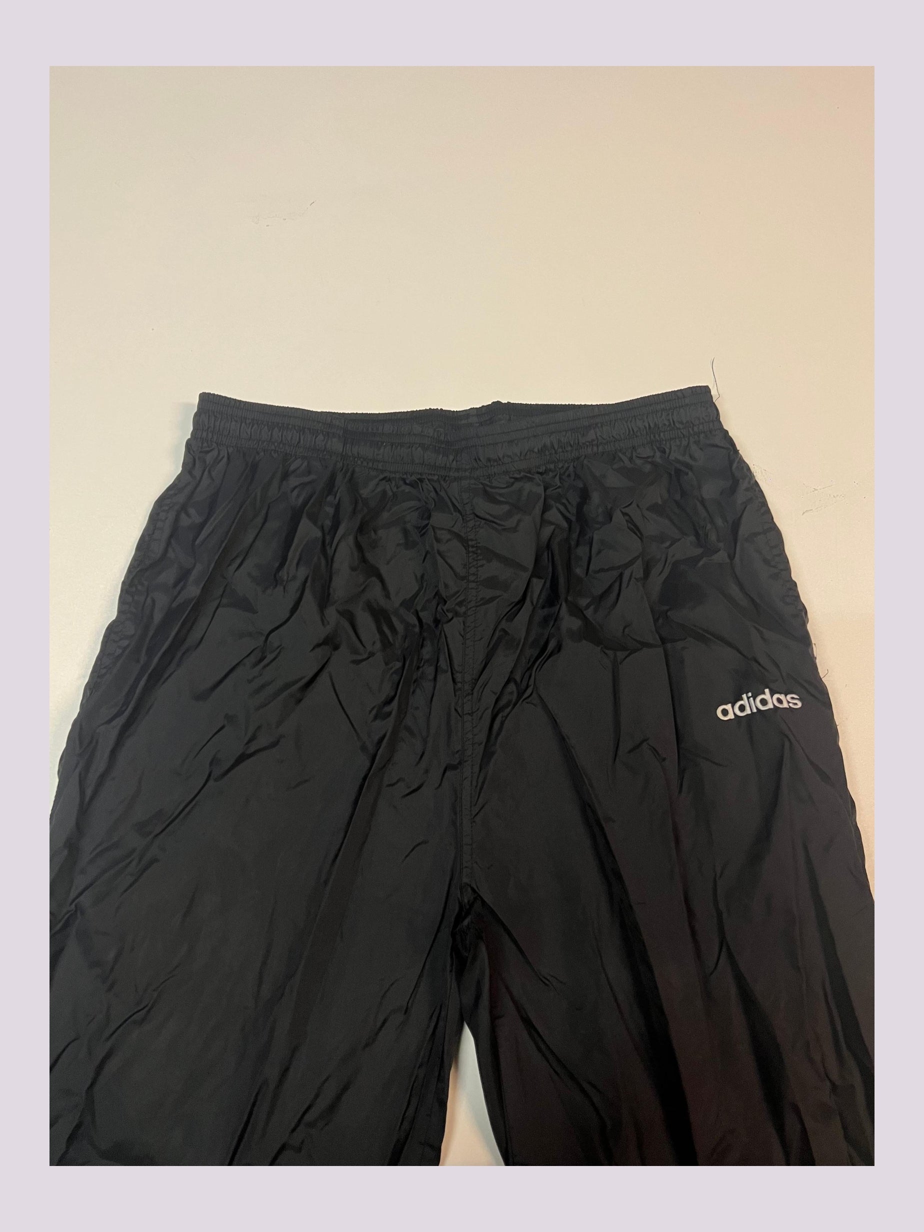 Entdecke unsere Vintage Track Pants von Nike und anderen Marken, erhältlich bei Valuxery.de - Dein Shop für trendige Vintage - Kleidung. Unsere Track Pants sind aus hochwertigen Materialien und