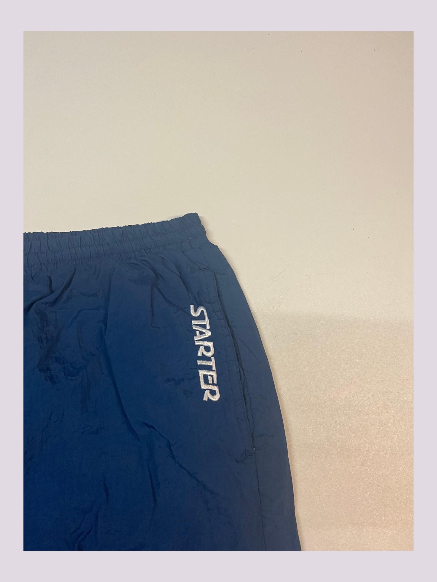 Entdecke unsere Vintage Track Pants von Nike und anderen Marken, erhältlich bei Valuxery.de - Dein Shop für trendige Vintage - Kleidung. Unsere Track Pants sind aus hochwertigen Materialien und