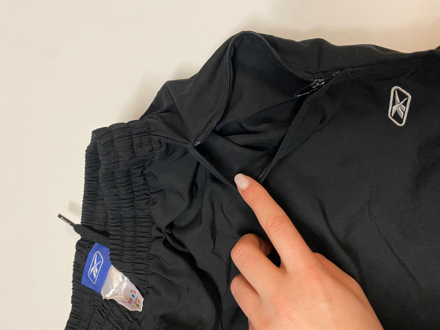 Entdecke unsere Vintage Track Pants von Nike und anderen Marken, erhältlich bei Valuxery.de - Dein Shop für trendige Vintage - Kleidung. Unsere Track Pants sind aus hochwertigen Materialien und