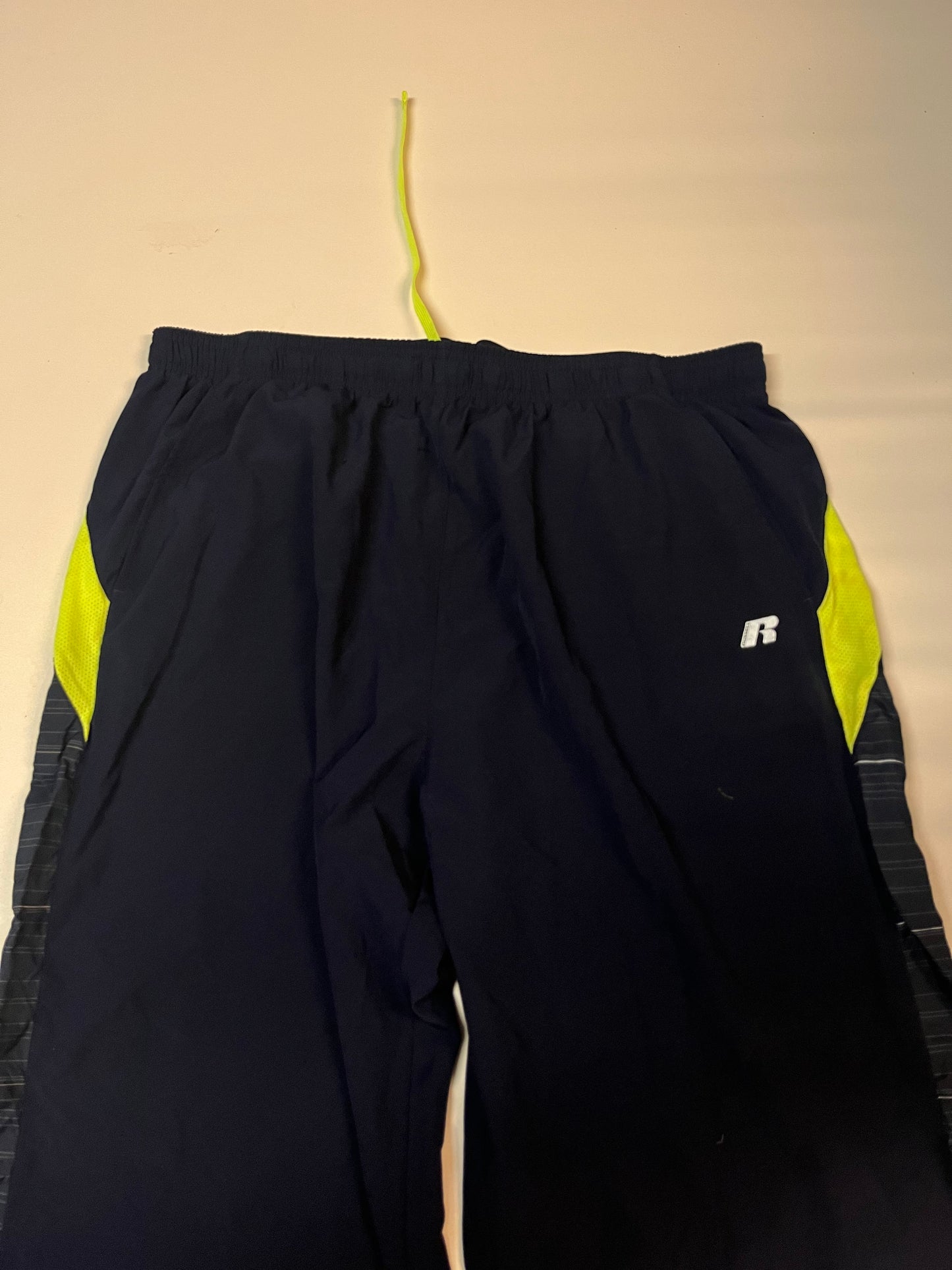 Entdecke unsere Vintage Track Pants von Nike und anderen Marken, erhältlich bei Valuxery.de - Dein Shop für trendige Vintage - Kleidung. Unsere Track Pants sind aus hochwertigen Materialien und
