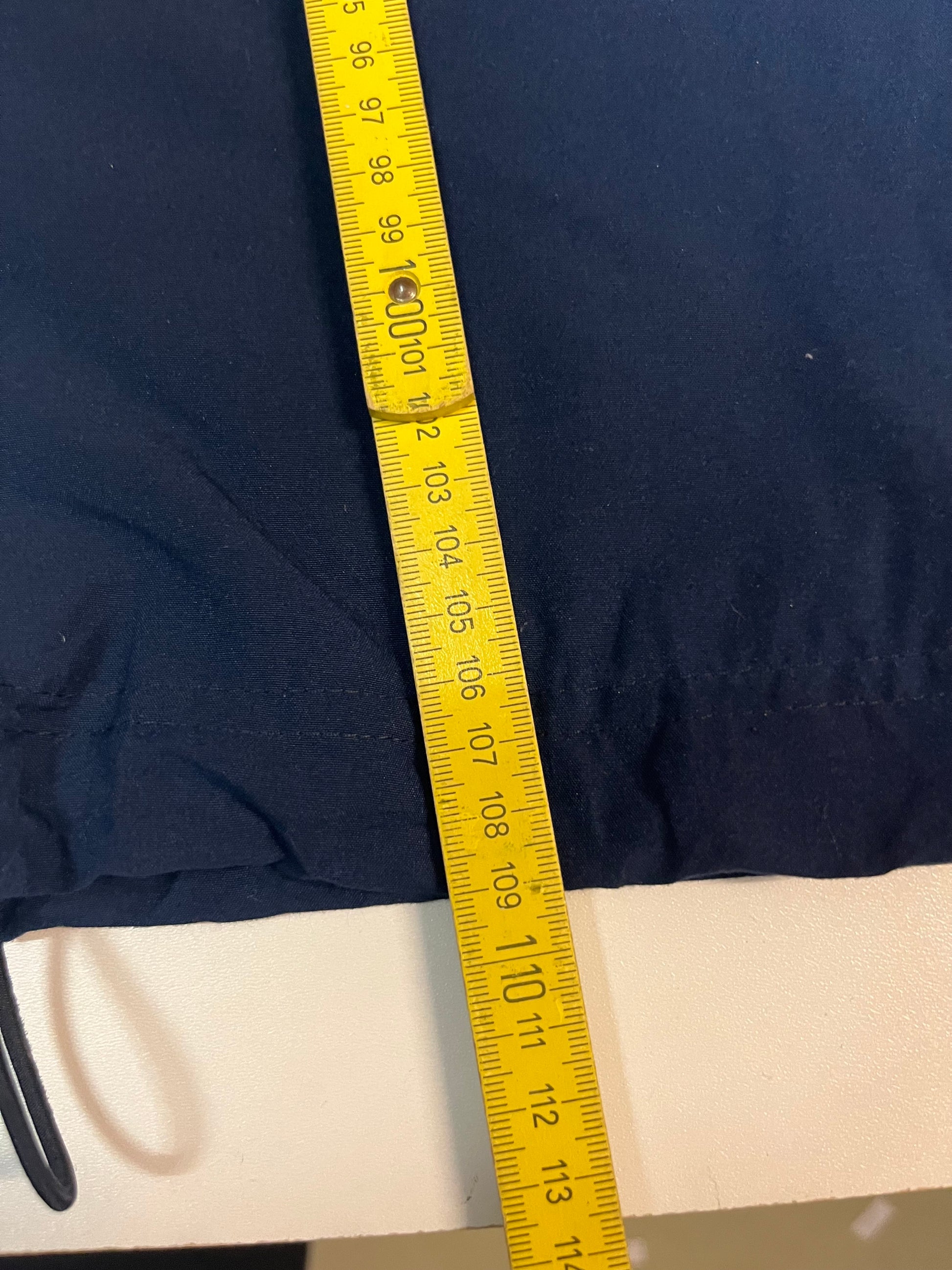 Entdecke unsere Vintage Track Pants von Nike und anderen Marken, erhältlich bei Valuxery.de - Dein Shop für trendige Vintage - Kleidung. Unsere Track Pants sind aus hochwertigen Materialien und