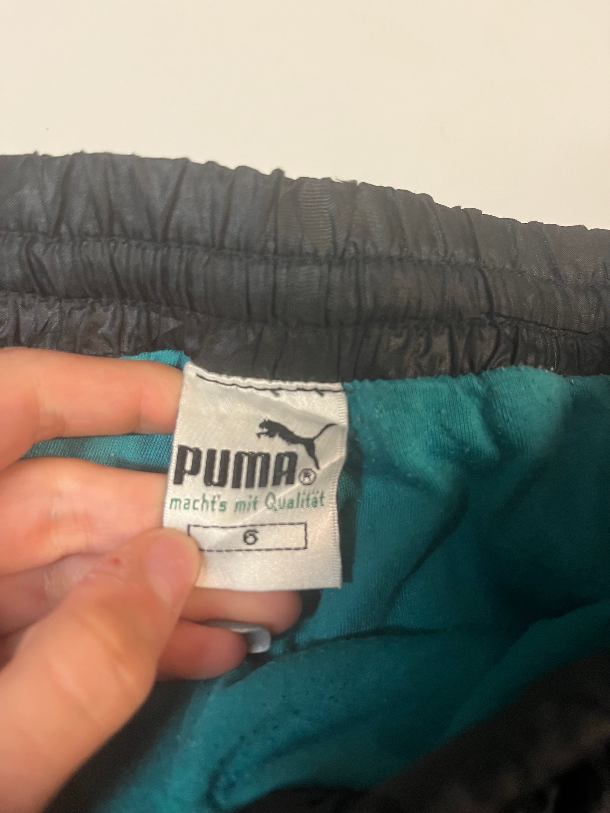 Entdecke unsere Vintage Track Pants von Nike und anderen Marken, erhältlich bei Valuxery.de - Dein Shop für trendige Vintage - Kleidung. Unsere Track Pants sind aus hochwertigen Materialien und