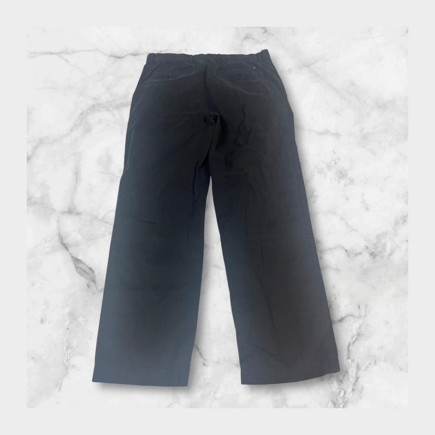 Entdecke unsere Vintage Track Pants von Nike und anderen Marken, erhältlich bei Valuxery.de - Dein Shop für trendige Vintage - Kleidung. Unsere Track Pants sind aus hochwertigen Materialien und