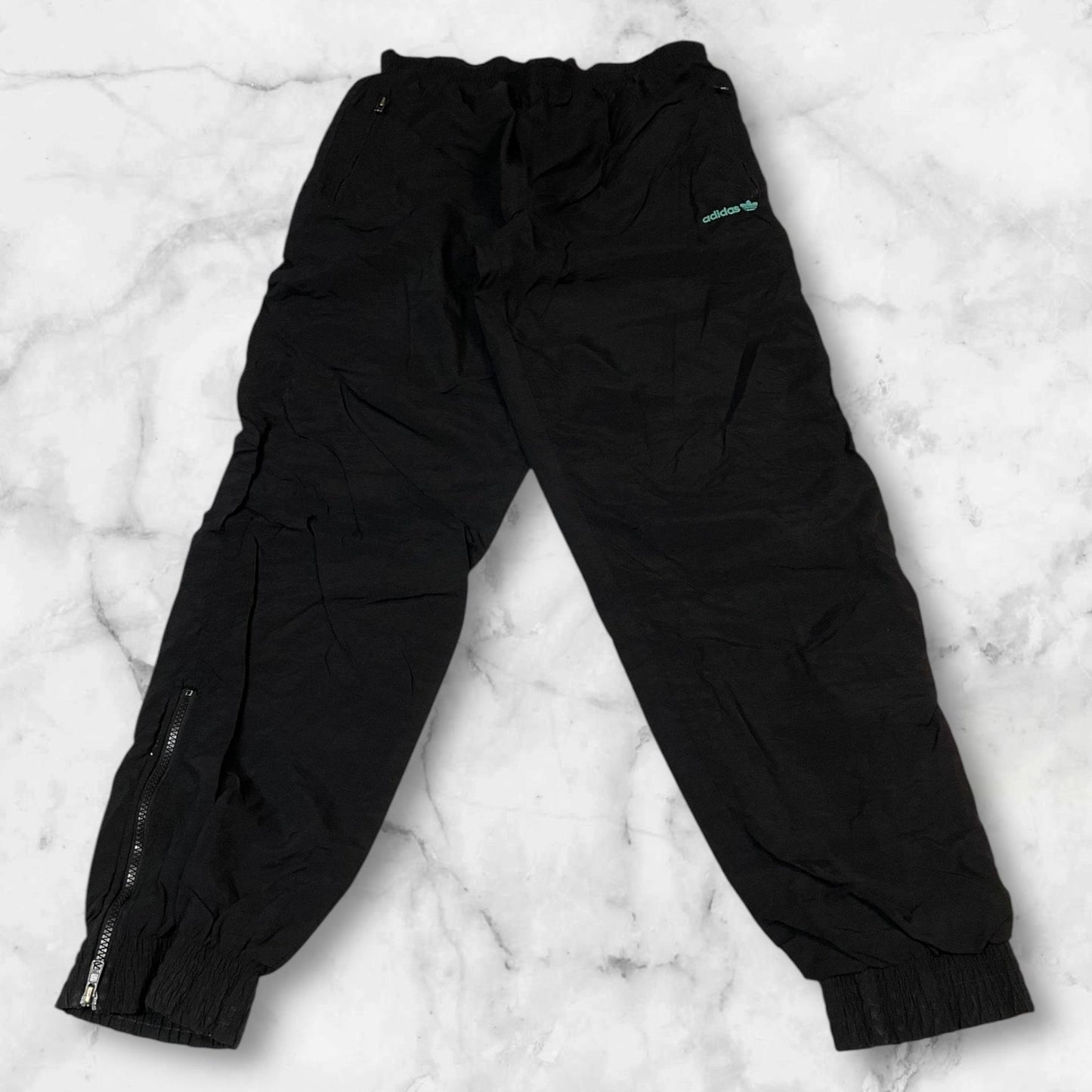 Entdecke unsere Vintage Track Pants von Nike und anderen Marken, erhältlich bei Valuxery.de - Dein Shop für trendige Vintage - Kleidung. Unsere Track Pants sind aus hochwertigen Materialien und