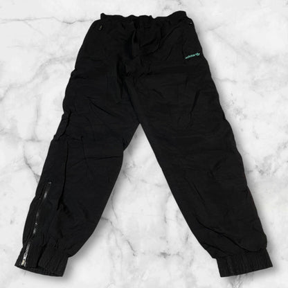Entdecke unsere Vintage Track Pants von Nike und anderen Marken, erhältlich bei Valuxery.de - Dein Shop für trendige Vintage - Kleidung. Unsere Track Pants sind aus hochwertigen Materialien und