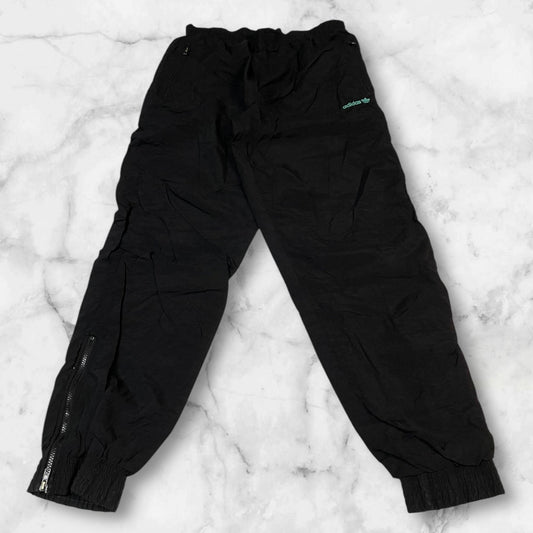 Entdecke unsere Vintage Track Pants von Nike und anderen Marken, erhältlich bei Valuxery.de - Dein Shop für trendige Vintage - Kleidung. Unsere Track Pants sind aus hochwertigen Materialien und