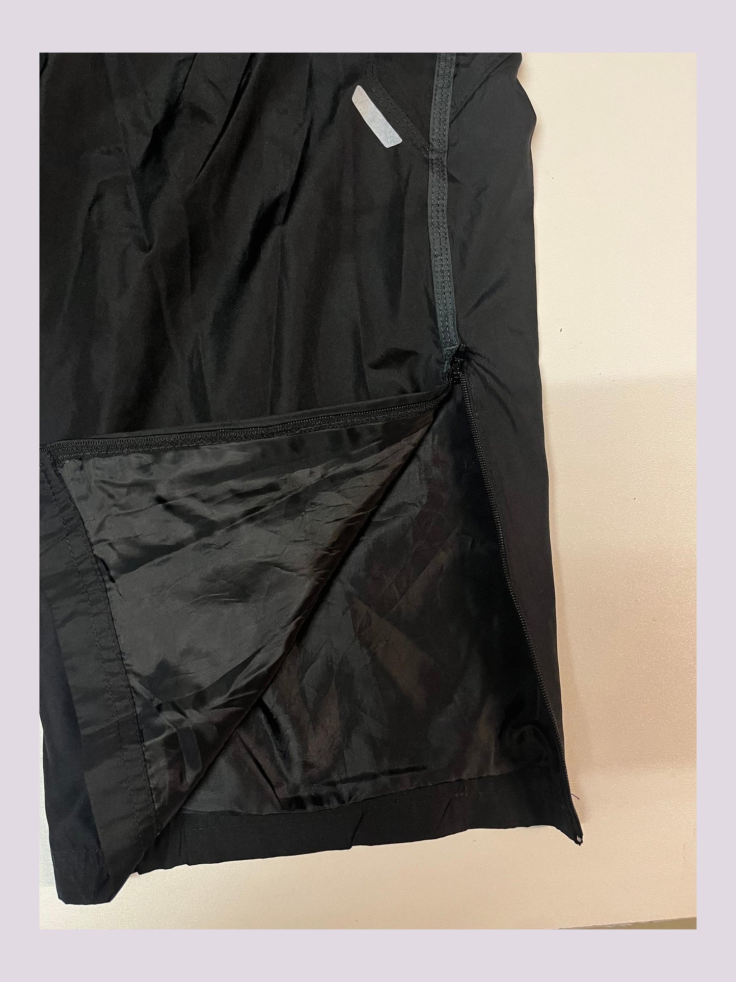 Entdecke unsere Vintage Track Pants von Nike und anderen Marken, erhältlich bei Valuxery.de - Dein Shop für trendige Vintage - Kleidung. Unsere Track Pants sind aus hochwertigen Materialien und