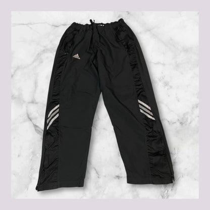 Entdecke unsere Vintage Track Pants von Nike und anderen Marken, erhältlich bei Valuxery.de - Dein Shop für trendige Vintage - Kleidung. Unsere Track Pants sind aus hochwertigen Materialien und