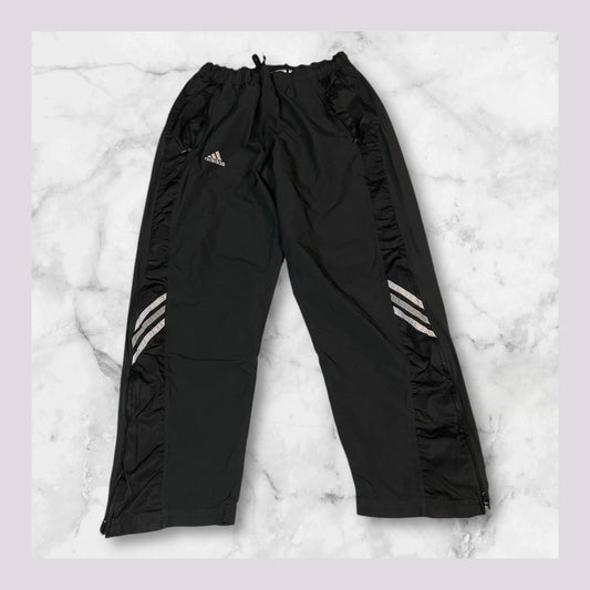 Entdecke unsere Vintage Track Pants von Nike und anderen Marken, erhältlich bei Valuxery.de - Dein Shop für trendige Vintage - Kleidung. Unsere Track Pants sind aus hochwertigen Materialien und