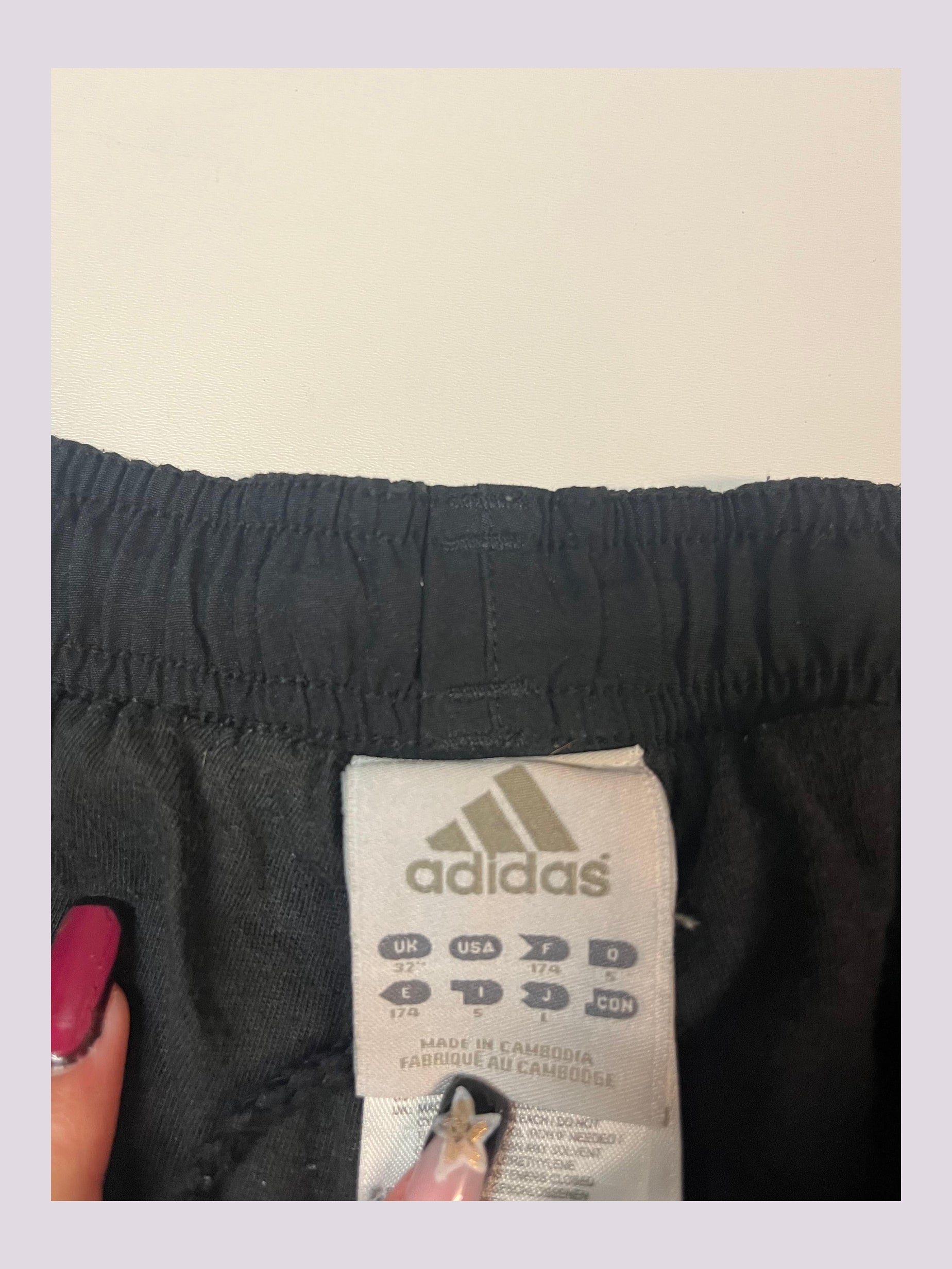 Entdecke unsere Vintage Track Pants von Nike und anderen Marken, erhältlich bei Valuxery.de - Dein Shop für trendige Vintage - Kleidung. Unsere Track Pants sind aus hochwertigen Materialien und