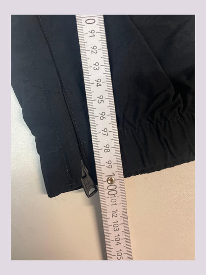 Entdecke unsere Vintage Track Pants von Nike und anderen Marken, erhältlich bei Valuxery.de - Dein Shop für trendige Vintage - Kleidung. Unsere Track Pants sind aus hochwertigen Materialien und