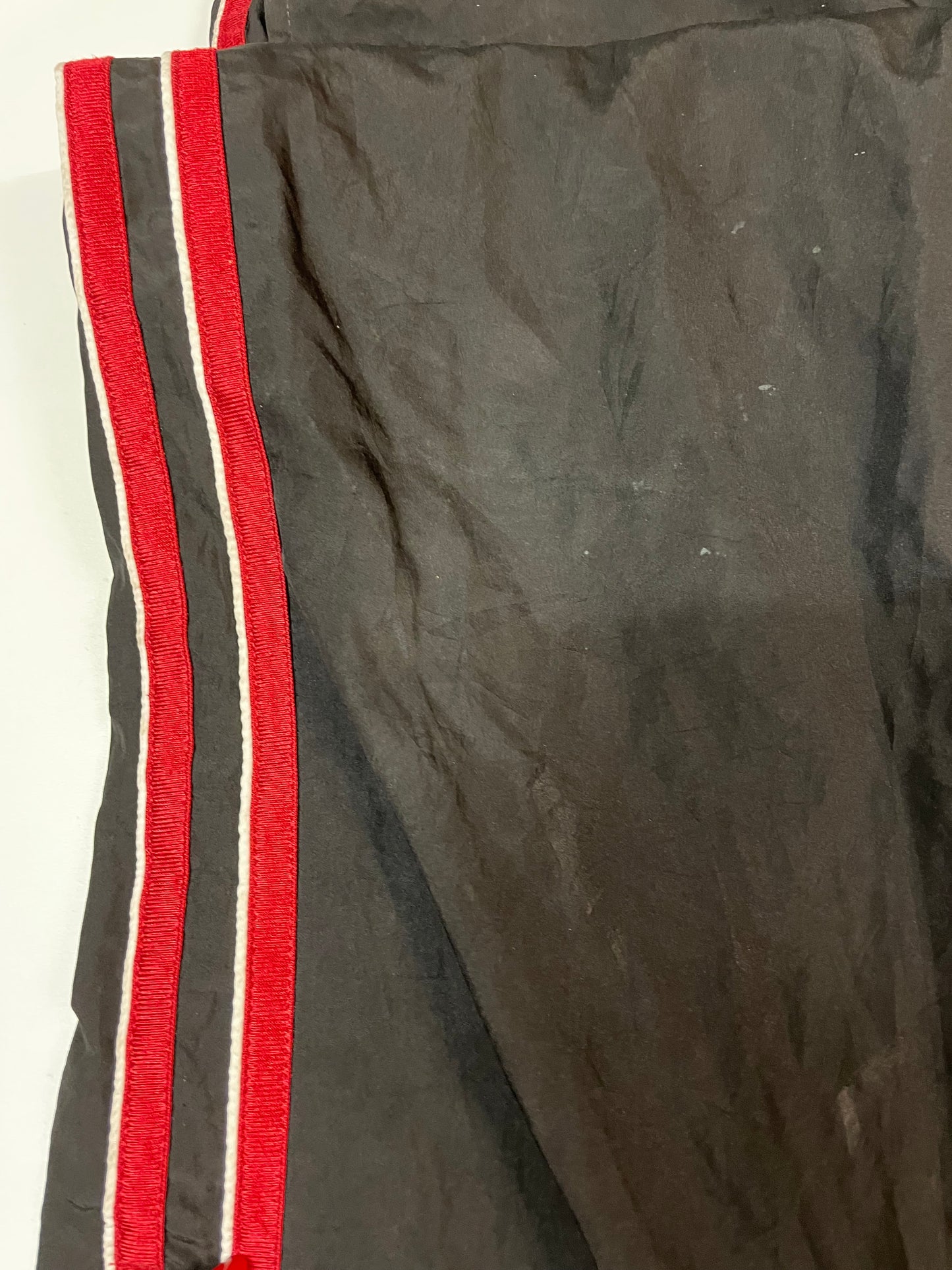 Entdecke unsere Vintage Track Pants von Nike und anderen Marken, erhältlich bei Valuxery.de - Dein Shop für trendige Vintage - Kleidung. Unsere Track Pants sind aus hochwertigen Materialien und