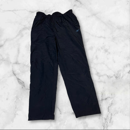 Entdecke unsere Vintage Track Pants von Nike und anderen Marken, erhältlich bei Valuxery.de - Dein Shop für trendige Vintage - Kleidung. Unsere Track Pants sind aus hochwertigen Materialien und