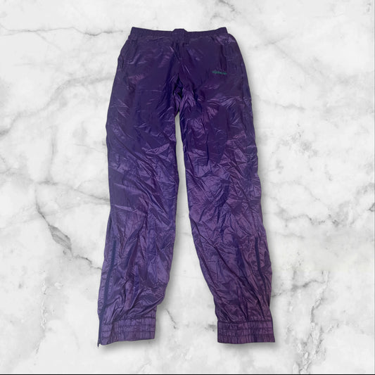Entdecke unsere Vintage Track Pants von Nike und anderen Marken, erhältlich bei Valuxery.de - Dein Shop für trendige Vintage - Kleidung. Unsere Track Pants sind aus hochwertigen Materialien und