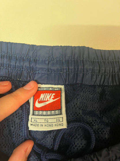 Entdecke unsere Vintage Track Pants von Nike und anderen Marken, erhältlich bei Valuxery.de - Dein Shop für trendige Vintage - Kleidung. Unsere Track Pants sind aus hochwertigen Materialien und
