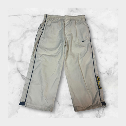 Entdecke unsere Vintage Track Pants von Nike und anderen Marken, erhältlich bei Valuxery.de - Dein Shop für trendige Vintage - Kleidung. Unsere Track Pants sind aus hochwertigen Materialien und