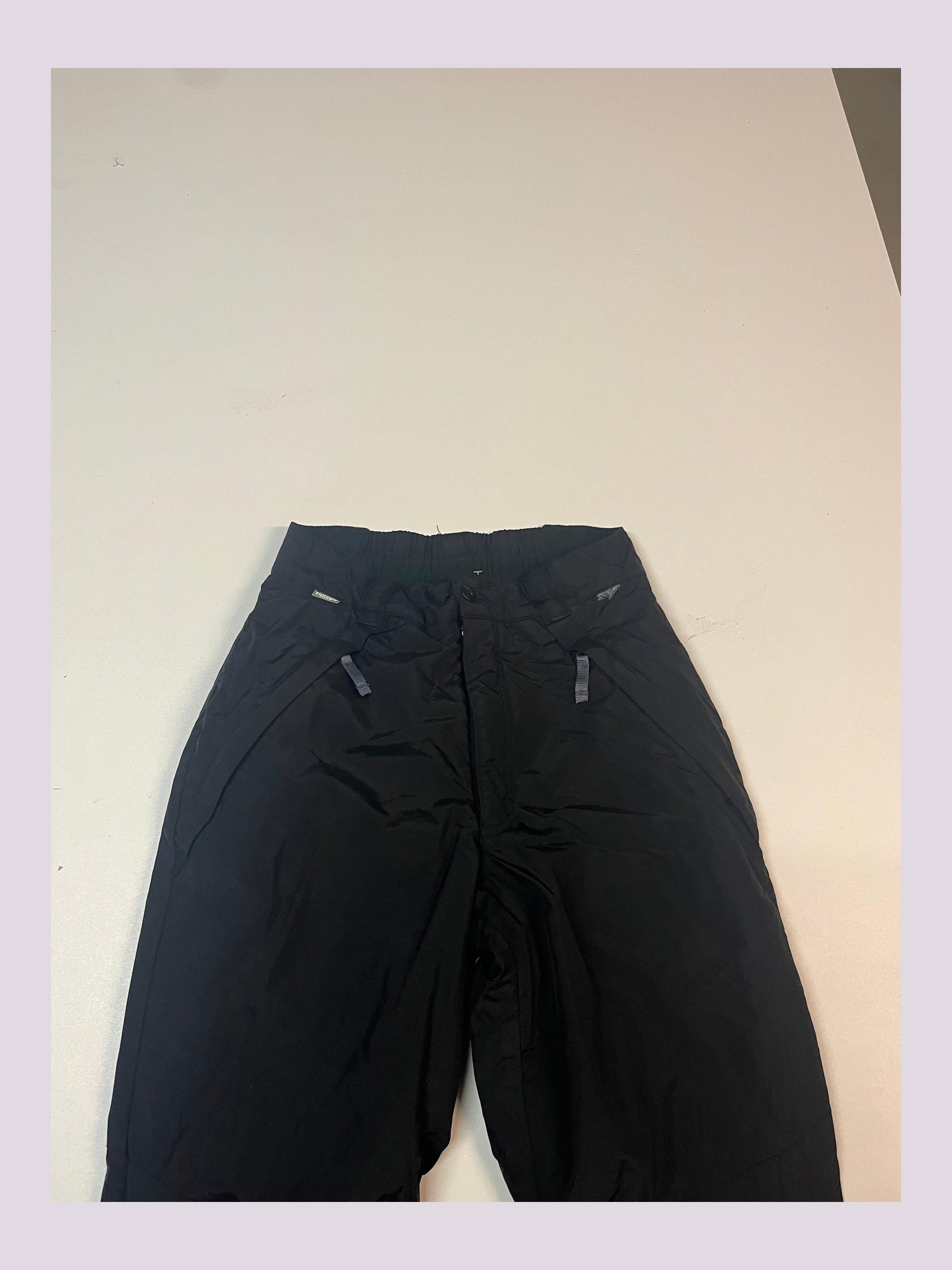 Entdecke unsere Vintage Track Pants von Nike und anderen Marken, erhältlich bei Valuxery.de - Dein Shop für trendige Vintage - Kleidung. Unsere Track Pants sind aus hochwertigen Materialien und