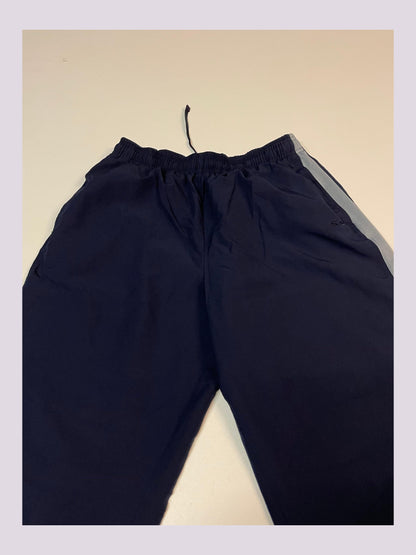Entdecke unsere Vintage Track Pants von Nike und anderen Marken, erhältlich bei Valuxery.de - Dein Shop für trendige Vintage - Kleidung. Unsere Track Pants sind aus hochwertigen Materialien und