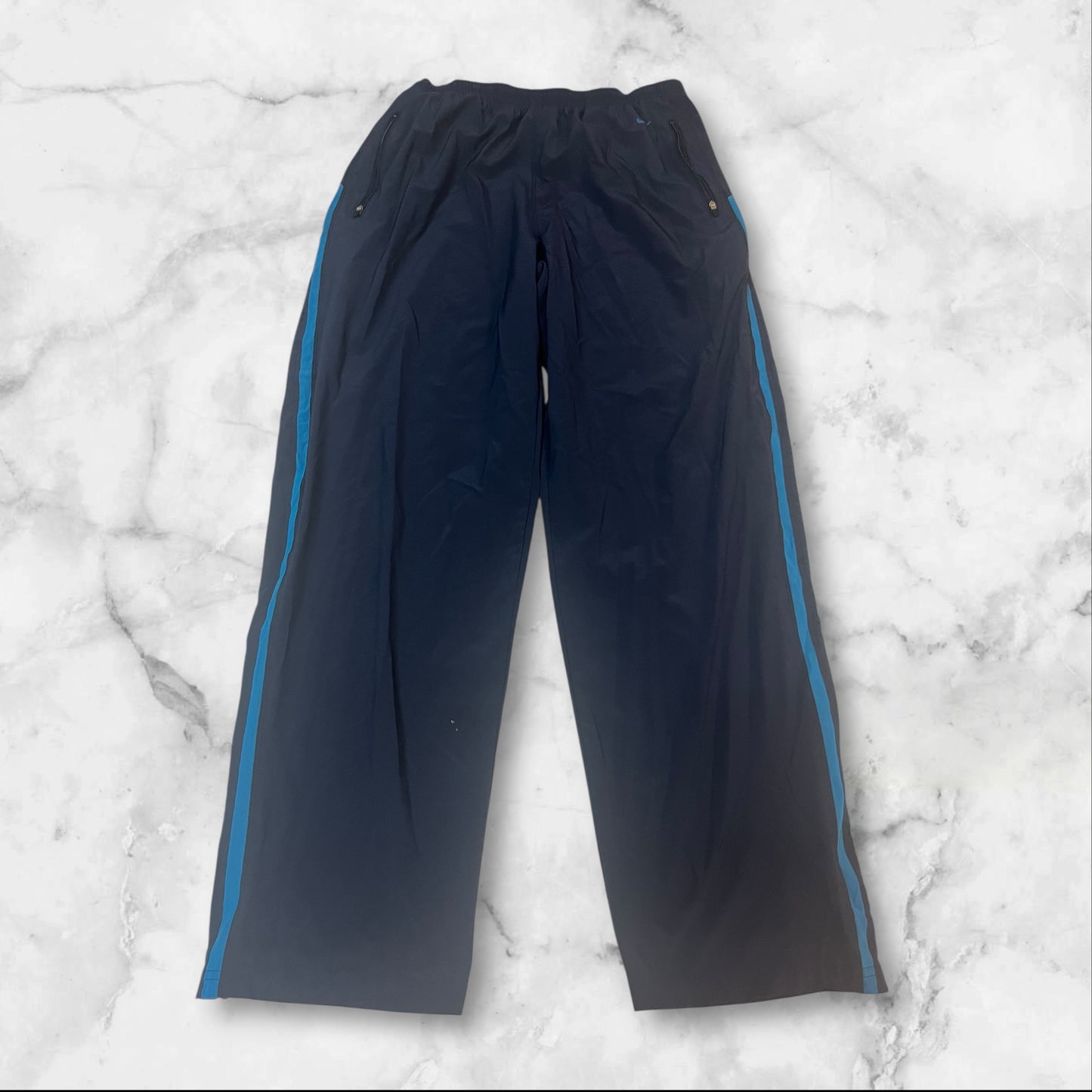 Entdecke unsere Vintage Track Pants von Nike und anderen Marken, erhältlich bei Valuxery.de - Dein Shop für trendige Vintage - Kleidung. Unsere Track Pants sind aus hochwertigen Materialien und