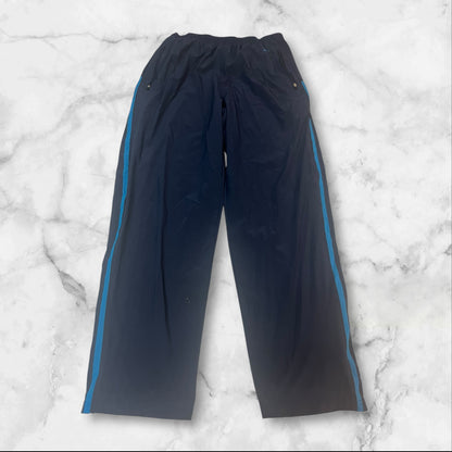 Entdecke unsere Vintage Track Pants von Nike und anderen Marken, erhältlich bei Valuxery.de - Dein Shop für trendige Vintage - Kleidung. Unsere Track Pants sind aus hochwertigen Materialien und