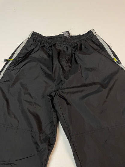 Entdecke unsere Vintage Track Pants von Nike und anderen Marken, erhältlich bei Valuxery.de - Dein Shop für trendige Vintage - Kleidung. Unsere Track Pants sind aus hochwertigen Materialien und