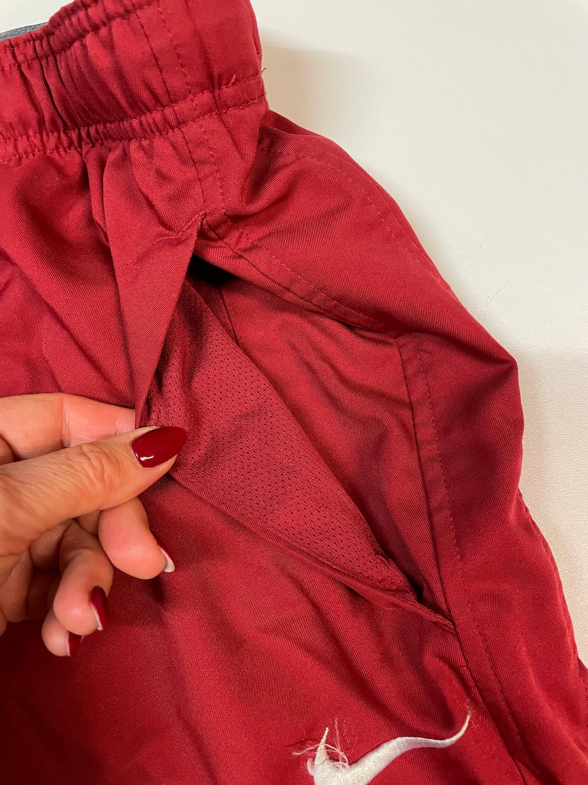 Entdecke unsere Vintage Track Pants von Nike und anderen Marken, erhältlich bei Valuxery.de - Dein Shop für trendige Vintage - Kleidung. Unsere Track Pants sind aus hochwertigen Materialien und