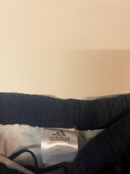 Entdecke unsere Vintage Track Pants von Nike und anderen Marken, erhältlich bei Valuxery.de - Dein Shop für trendige Vintage - Kleidung. Unsere Track Pants sind aus hochwertigen Materialien und