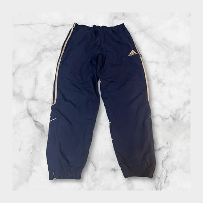 Entdecke unsere Vintage Track Pants von Nike und anderen Marken, erhältlich bei Valuxery.de - Dein Shop für trendige Vintage - Kleidung. Unsere Track Pants sind aus hochwertigen Materialien und