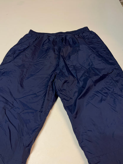 Entdecke unsere Vintage Track Pants von Nike und anderen Marken, erhältlich bei Valuxery.de - Dein Shop für trendige Vintage - Kleidung. Unsere Track Pants sind aus hochwertigen Materialien und
