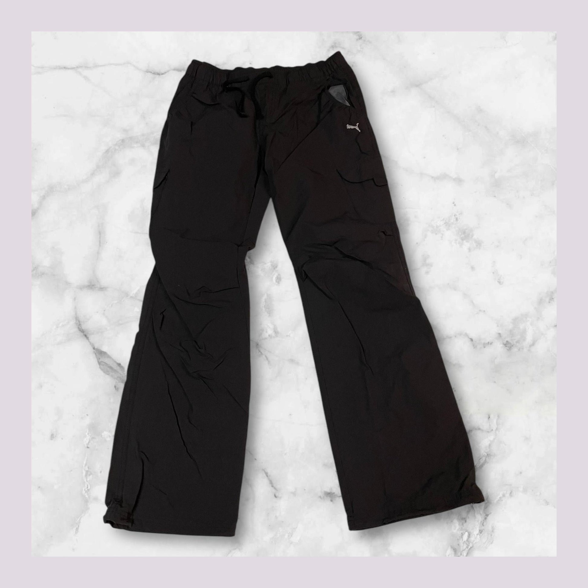 Entdecke unsere Vintage Track Pants von Nike und anderen Marken, erhältlich bei Valuxery.de - Dein Shop für trendige Vintage - Kleidung. Unsere Track Pants sind aus hochwertigen Materialien und