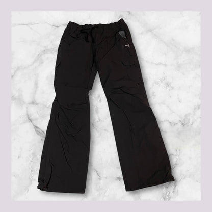 Entdecke unsere Vintage Track Pants von Nike und anderen Marken, erhältlich bei Valuxery.de - Dein Shop für trendige Vintage - Kleidung. Unsere Track Pants sind aus hochwertigen Materialien und