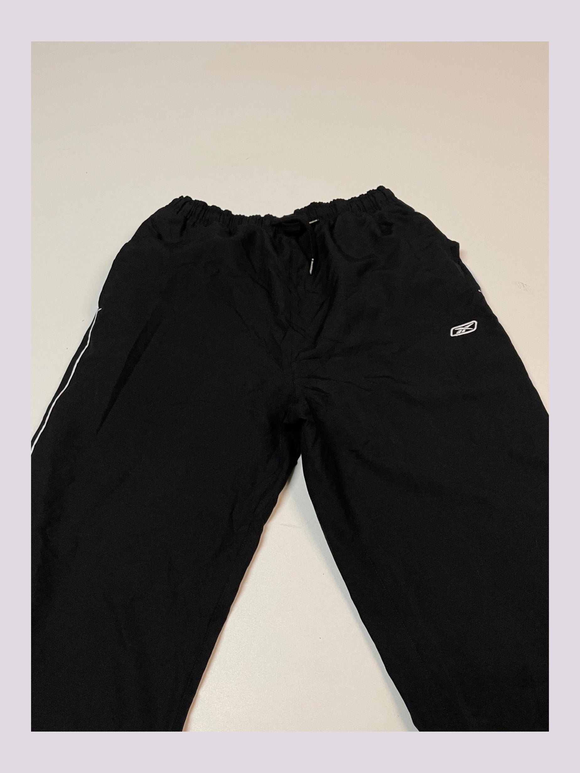 Entdecke unsere Vintage Track Pants von Nike und anderen Marken, erhältlich bei Valuxery.de - Dein Shop für trendige Vintage - Kleidung. Unsere Track Pants sind aus hochwertigen Materialien und