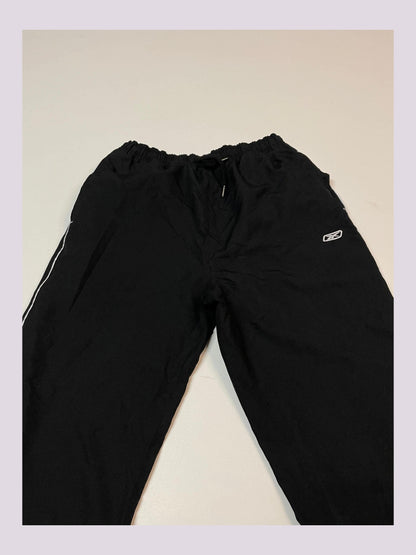 Entdecke unsere Vintage Track Pants von Nike und anderen Marken, erhältlich bei Valuxery.de - Dein Shop für trendige Vintage - Kleidung. Unsere Track Pants sind aus hochwertigen Materialien und