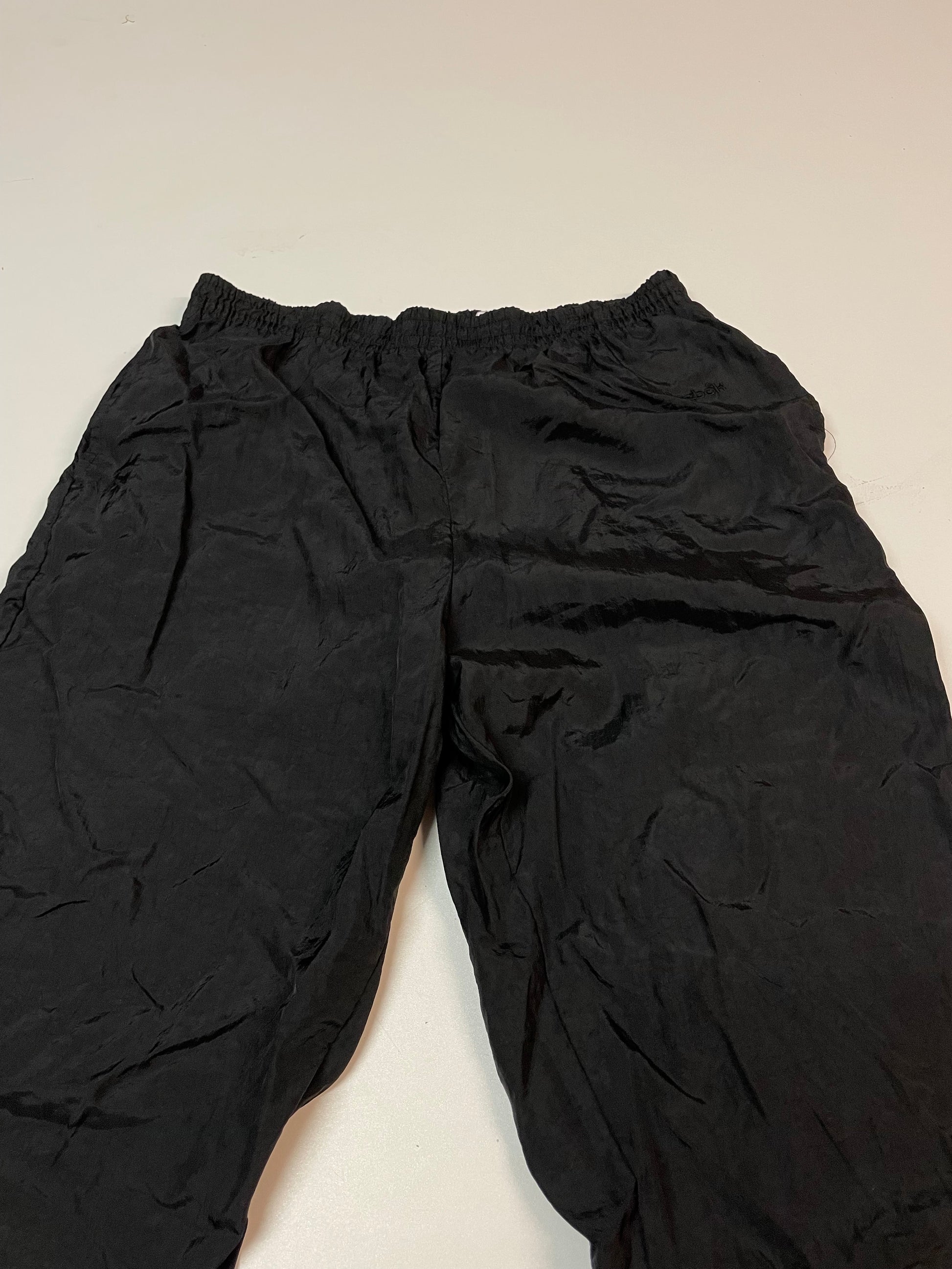 Entdecke unsere Vintage Track Pants von Nike und anderen Marken, erhältlich bei Valuxery.de - Dein Shop für trendige Vintage - Kleidung. Unsere Track Pants sind aus hochwertigen Materialien und