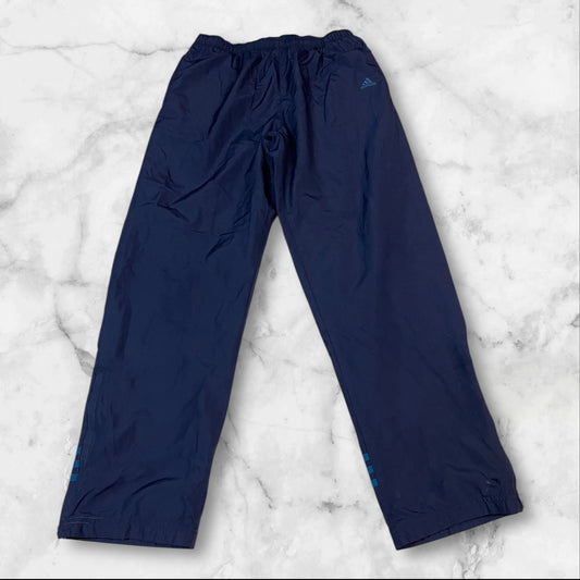 Entdecke unsere Vintage Track Pants von Nike und anderen Marken, erhältlich bei Valuxery.de - Dein Shop für trendige Vintage - Kleidung. Unsere Track Pants sind aus hochwertigen Materialien und