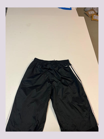 Entdecke unsere Vintage Track Pants von Nike und anderen Marken, erhältlich bei Valuxery.de - Dein Shop für trendige Vintage - Kleidung. Unsere Track Pants sind aus hochwertigen Materialien und