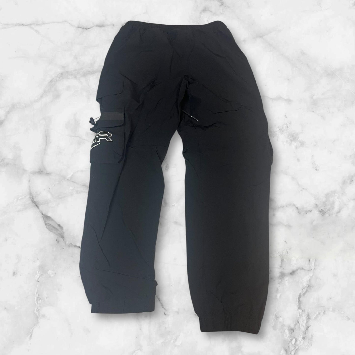 Entdecke unsere Vintage Track Pants von Nike und anderen Marken, erhältlich bei Valuxery.de - Dein Shop für trendige Vintage - Kleidung. Unsere Track Pants sind aus hochwertigen Materialien und