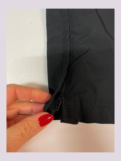 Entdecke unsere Vintage Track Pants von Nike und anderen Marken, erhältlich bei Valuxery.de - Dein Shop für trendige Vintage - Kleidung. Unsere Track Pants sind aus hochwertigen Materialien und